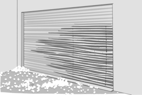Les stores à lamelles ont été pliés et cabossés par la grêle et les tempêtes